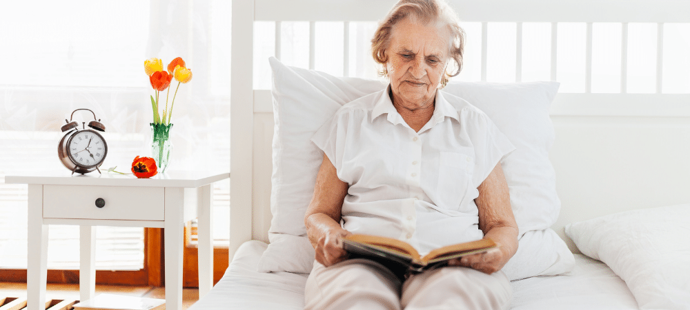 Как правильно поменять постельное белье лежачему больному